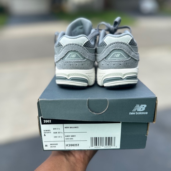 Toddler New Balance 2002 Grey Sneakers sz 6 - Picture 3 of 4
